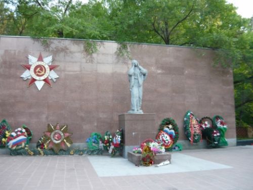 Памятник Скорбящая мать